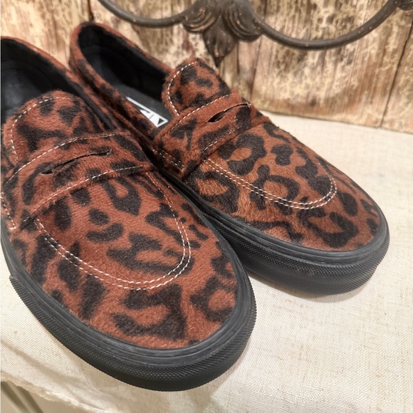 Van’s WMNS Style 53 Leopard Brown/Black
Sneakers shoes size 8.5 - Picture 2 of 7